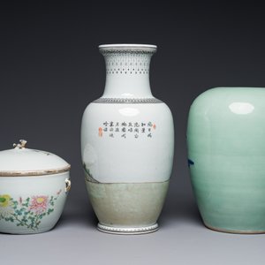 Een Chinese famille rose dekselkom, een vaas en een blauw-witte pot met celadon fond, 19/20e eeuw — foto 2