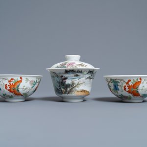 Een Chinese famille rose dekselkom en twee kommen met vlinders, Jingdezhen merk, Republiek — foto 2