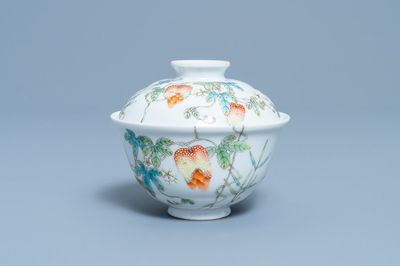 Een Chinese famille rose dekselkom met balsemperen, Jiaqing merk, Republiek