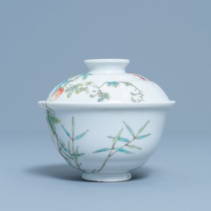 Een Chinese famille rose dekselkom met balsemperen, Jiaqing merk, Republiek — foto 3
