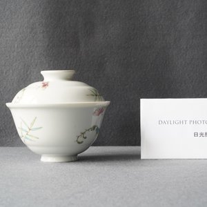 Een Chinese famille rose dekselkom met balsemperen, Jiaqing merk, Republiek — foto 9