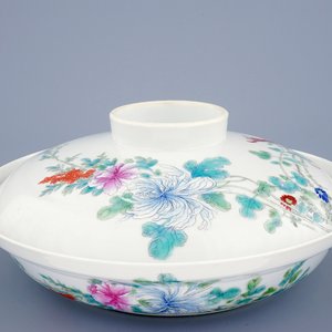 Een Chinese famille rose dekselkom met fijn floraal decor, Jurentang merk, Republiek (1912-1949) — foto 1