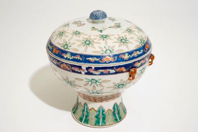 Een Chinese famille rose dekselkom met rijstkorreldecor, 19/20e eeuw
