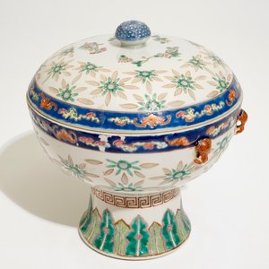 Een Chinese famille rose dekselkom met rijstkorreldecor, 19/20e eeuw — foto 1