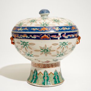 Een Chinese famille rose dekselkom met rijstkorreldecor, 19/20e eeuw — foto 2