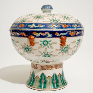 Een Chinese famille rose dekselkom met rijstkorreldecor, 19/20e eeuw — foto 5