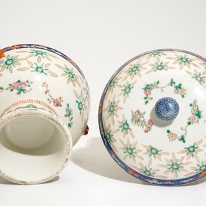 Een Chinese famille rose dekselkom met rijstkorreldecor, 19/20e eeuw — foto 7