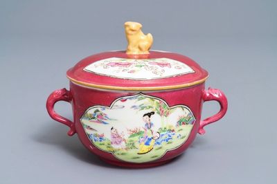Een Chinese famille rose dekselkom met robijnrode ondergrond, Yongzheng