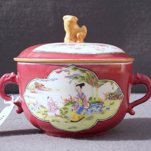 Een Chinese famille rose dekselkom met robijnrode ondergrond, Yongzheng — foto 17