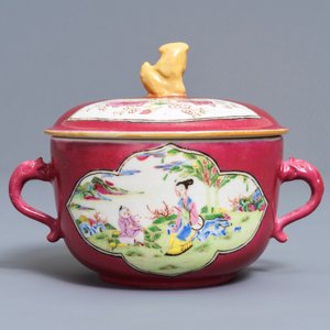 Een Chinese famille rose dekselkom met robijnrode ondergrond, Yongzheng — foto 4