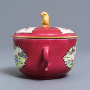 Een Chinese famille rose dekselkom met robijnrode ondergrond, Yongzheng — foto 5