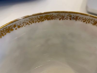 Een Chinese famille rose dekselkom, twee koppen en een schotel met een jachtscène, Qianlong — foto 14