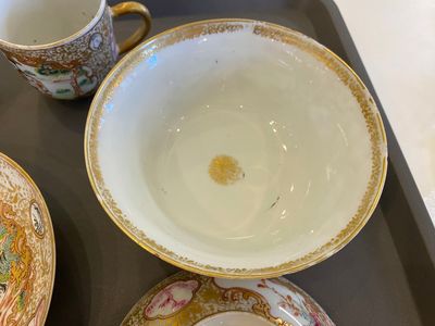 Een Chinese famille rose dekselkom, twee koppen en een schotel met een jachtscène, Qianlong — foto 6