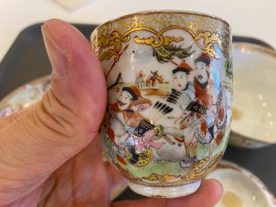 Een Chinese famille rose dekselkom, twee koppen en een schotel met een jachtscène, Qianlong — foto 9