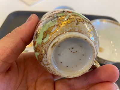 Een Chinese famille rose dekselkom, twee koppen en een schotel met een jachtscène, Qianlong — foto 10