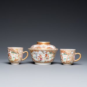 Een Chinese famille rose dekselkom, twee koppen en een schotel met een jachtscène, Qianlong — foto 4
