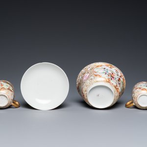Een Chinese famille rose dekselkom, twee koppen en een schotel met een jachtscène, Qianlong — foto 9
