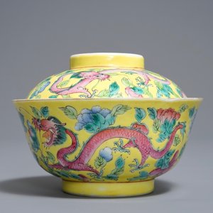 Een Chinese famille rose dekselkom voor de Straits of Peranakan markt, 19e eeuw — foto 1