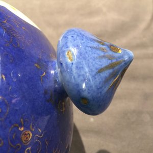 Een Chinese famille rose dekselpot met poederblauwe fondkleur, Republiek, 20e eeuw — foto 7