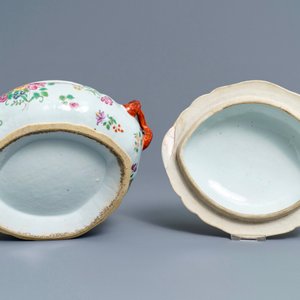 Een Chinese famille rose dekselterrine en twee grisaille borden met mythologisch decor, Qianlong — foto 9