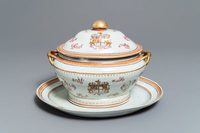 Een Chinese famille rose dekselterrine met het wapen van de 'New British East India Company', Jiaqing