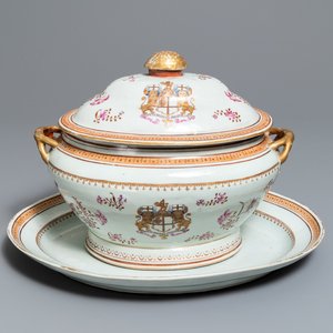 Een Chinese famille rose dekselterrine met het wapen van de 'New British East India Company', Jiaqing — foto 1