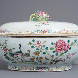 Een Chinese famille rose dekselterrine met pauwen, Qianlong — foto 3