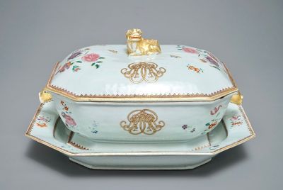 Een Chinese famille rose dekselterrine op onderschotel, Qianlong