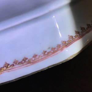Een Chinese famille rose dekselterrine op onderschotel, Qianlong — foto 20