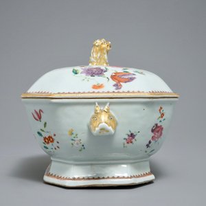 Een Chinese famille rose dekselterrine op onderschotel, Qianlong — foto 5