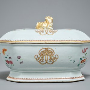 Een Chinese famille rose dekselterrine op onderschotel, Qianlong — foto 6