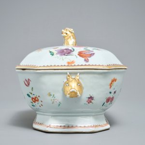 Een Chinese famille rose dekselterrine op onderschotel, Qianlong — foto 7