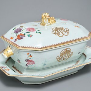 Een Chinese famille rose dekselterrine op onderschotel, Qianlong — foto 10