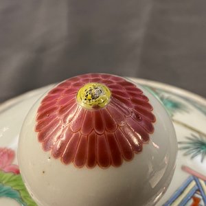 Een Chinese famille rose dekselvaas, 19/20e eeuw — foto 8