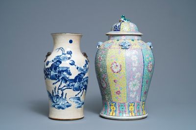 Een Chinese famille rose dekselvaas en een blauw-witte craquelé vaas, 19e eeuw