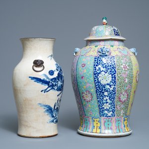 Een Chinese famille rose dekselvaas en een blauw-witte craquelé vaas, 19e eeuw — foto 2
