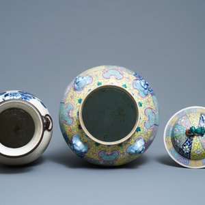 Een Chinese famille rose dekselvaas en een blauw-witte craquelé vaas, 19e eeuw — foto 5