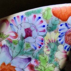 Een Chinese famille rose dekselvaas en een millefleurs schotel, 19/20e eeuw — foto 14