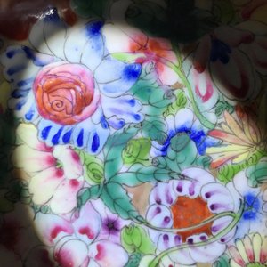 Een Chinese famille rose dekselvaas en een millefleurs schotel, 19/20e eeuw — foto 15