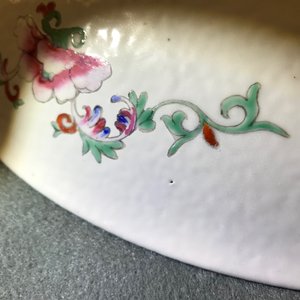 Een Chinese famille rose dekselvaas en een millefleurs schotel, 19/20e eeuw — foto 21
