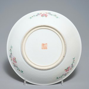 Een Chinese famille rose dekselvaas en een millefleurs schotel, 19/20e eeuw — foto 3
