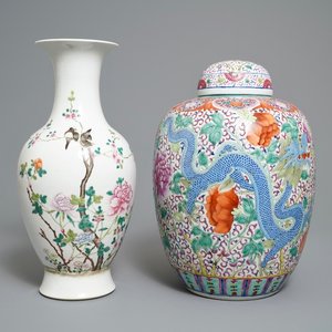 Een Chinese famille rose dekselvaas en een vaas met floraal decor, 19/20e eeuw — foto 1