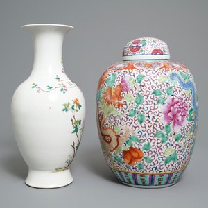 Een Chinese famille rose dekselvaas en een vaas met floraal decor, 19/20e eeuw — foto 2
