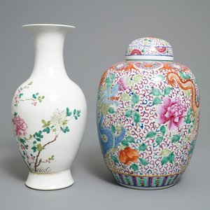 Een Chinese famille rose dekselvaas en een vaas met floraal decor, 19/20e eeuw — foto 4