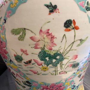 Een Chinese famille rose dekselvaas en een vaas met perziken, 19/20e eeuw — foto 24