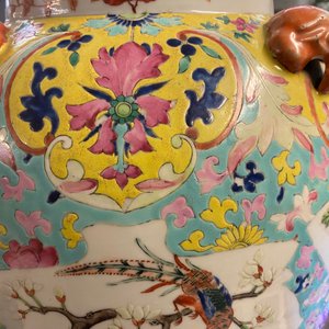 Een Chinese famille rose dekselvaas en een vaas met perziken, 19/20e eeuw — foto 30