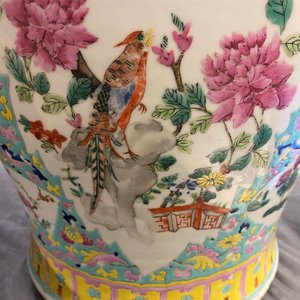 Een Chinese famille rose dekselvaas en een vaas met perziken, 19/20e eeuw — foto 32