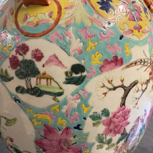 Een Chinese famille rose dekselvaas en een vaas met perziken, 19/20e eeuw — foto 34