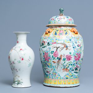 Een Chinese famille rose dekselvaas en een vaas met perziken, 19/20e eeuw — foto 4