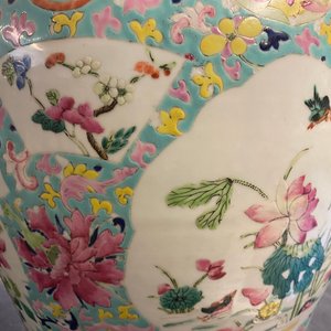 Een Chinese famille rose dekselvaas en een vaas met perziken, 19/20e eeuw — foto 42